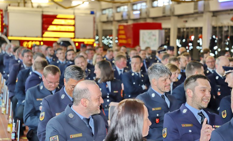 Die Verbandsversammlung mit Delegierten aus allen Feuerwehren im Feuerwehrhaus Traunreut.JPG